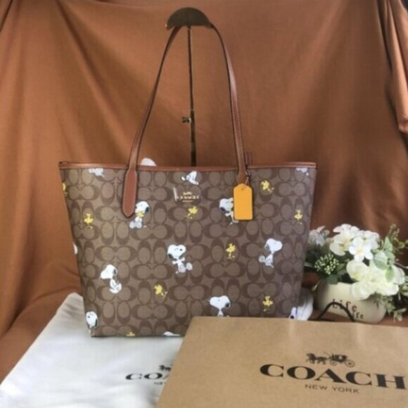 Coach X Peanuts City Tote In With Snoopy Woodstock - Picture 1 of 11